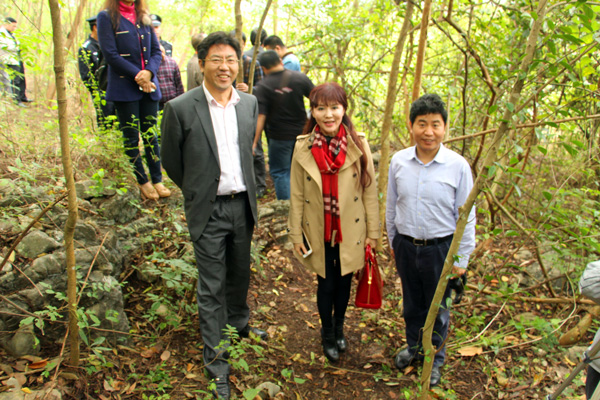 右一：周金星教授，中：張衛董事長